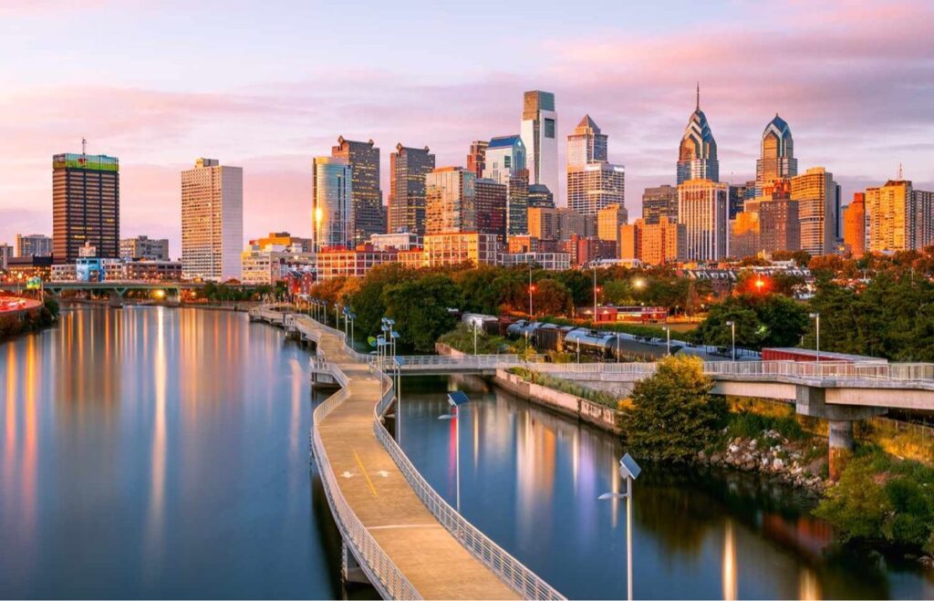 El centro de Filadelfia al atardecer desde el paseo del río Schuylkill